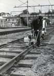 169024 Afbeelding van enkele wegwerkers van de N.S. tijdens werkzaamheden aan de spoorlijn bij Utrecht Maliebaan.